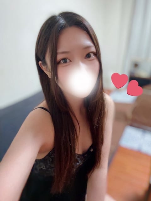 出勤です🤍

19時までで短いけど会いに来てくれたら嬉しいです₍ᐢ‥ᐢ₎ ♡

最近前髪また伸ばしててどうするか悩み中😌