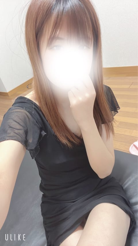 本日も今池1:00まで今池におります🥀

最近おさげにはまってるんです！
見に来てください^.   .^ฅ゛
