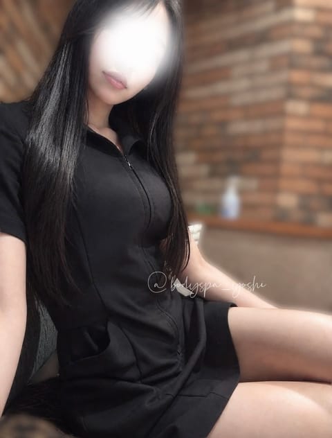 こんばんは🌗
吉高です

最近の帰り道

金木犀の香りがして
秋を感じました🍂

そんなお話をしていたら

キンモクセイ
