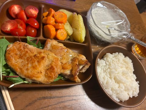 この間作ったご飯🍗

ギリシャヨーグルトにディルかタイムを入れて、オリーブオイルと塩胡椒で調味すると何にでも合うとっても