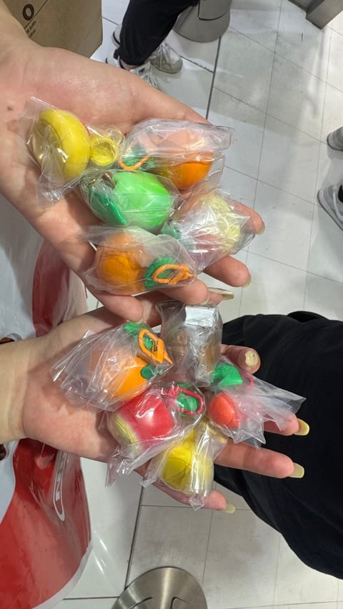 大阪来たついでにニンテンドーストアでフルーツキーホルダーのガチャしてきた！
ベル袋2個出てお友達の蜂の巣と交換してもらっ