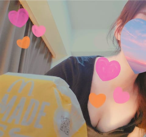 こんばんは春日です🐰
久しぶりに週末出勤してます
今日は23時までです💕

週末に食べるマック🍔
罪深すぎる…🥺✨️