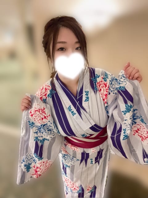 夏が始まってきて、浴衣が着たい🤍
写真は去年かな？
友達3人でホテルアフタヌーンティー🫖
という素敵な時間を過ごしてまし