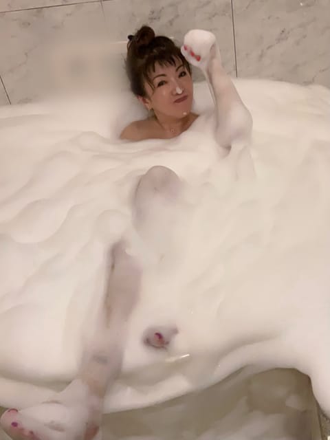 出勤しましたよ😊　今日から新しい施術やります💪🫧

17時〜🈵　19時〜🈳です。スッキリしにいらして
ください👠✋✨　ご