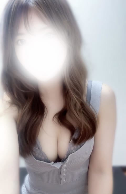 おはようございます( ˶˙ᵕ˙˶ )☀️
本日出勤です！

暑さ戻ってきましたね🥵💦
室内と外の気温差が激しくて服装調節