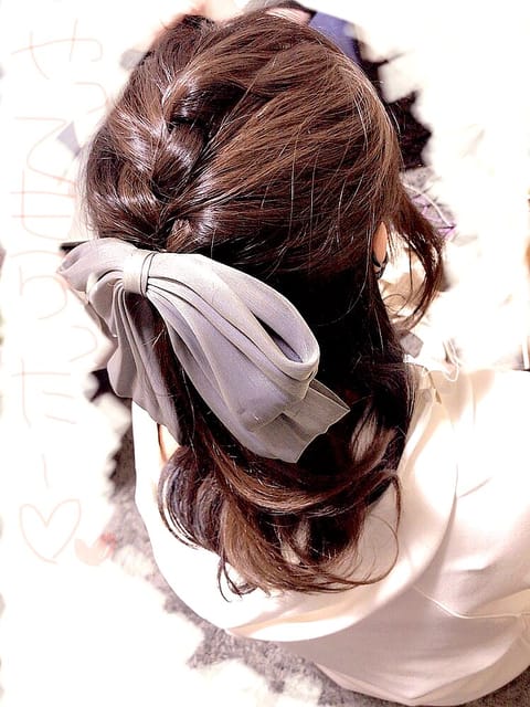 こんばんは😊
この前お店の女の子に
ヘアメイクしてもらってました😂
まきまきするのあまりないから
似合ってるかは謎だけど