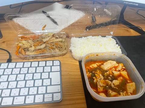 最近隣の中国マッサージのおばちゃんが
ご飯を沢山くれる！
本場中国料理沢山食べてるあいりなのです！