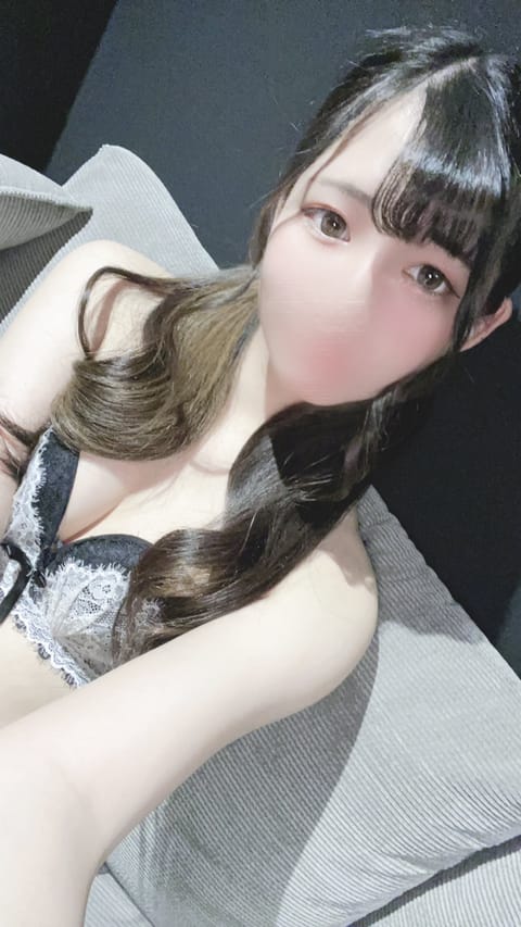 みこと元気に出勤してます😇

まだちょこっと雨なのが憂鬱だけど

みことと雨宿りしながら

癒しの時間過ごしませんか？🥺