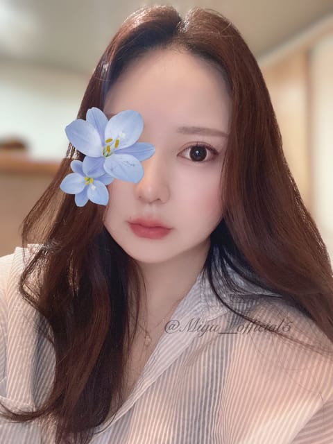 暑すぎてこの表情ですわ🥵🥵
 ︎︎
最近は髪下ろすの諦めている(´× ×`)