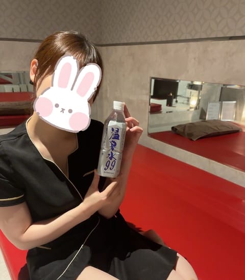 こんばんは〜

昨日のお礼ブログになります😌

hさん〜

温泉水ありがとう〜〜

私が普段飲んだら温泉水しってるの

