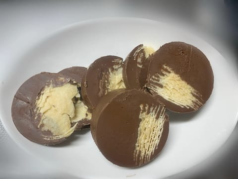 今流行りのプリングルスチョコ作ってみた🍫✨  
ちょっと適当に切っちゃったから、少しだけ加工してみたのは内緒…(笑)

