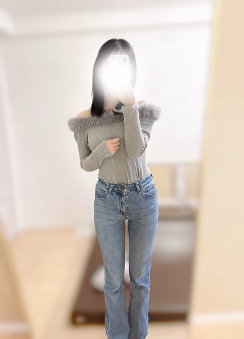 デニム👖💙
スタイル良いねって
褒めて貰えて嬉しい☺️
もっと自分磨き頑張ります🏋️

2/9 11-16出勤です♡
つ