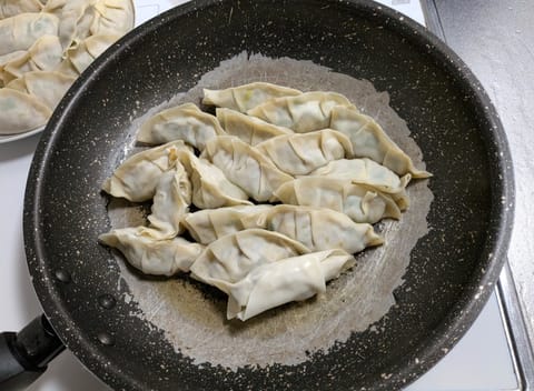 どもども(⁠ ⁠╹⁠▽⁠╹⁠ ⁠)
先日冷凍ではなく1から餃子を作りました🥟
一個一個包むのは大変だけど食べるのは一瞬だ
