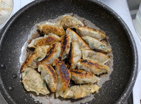 どもども(⁠ ⁠╹⁠▽⁠╹⁠ ⁠)
先日冷凍ではなく1から餃子を作りました🥟
一個一個包むのは大変だけど食べるのは一瞬だ