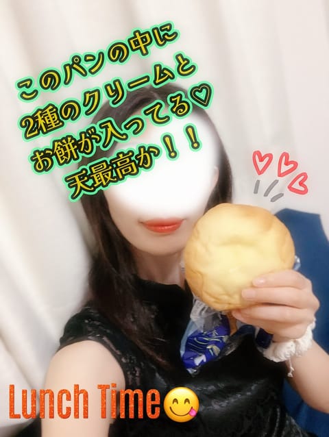 昨日食べた「お月見ブールパン」
ミニストップで売っています。
お餅が入ってるの最高すぎました！
むちゃうまん！！
お餅が