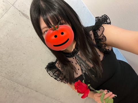 こんにちは☺︎

雨ばかりで桜も散るのが早いですね〜🥲皆さんお花見はしましたか？
私は出来ていないのでルームにあった薔薇