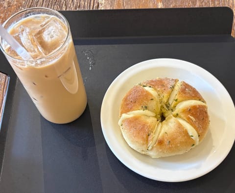 アイスバニララテにどハマり😭🩵
太りそうだからもう飲まないよ……😩
このベーグルもむちゃくちゃ美味しかった🥯