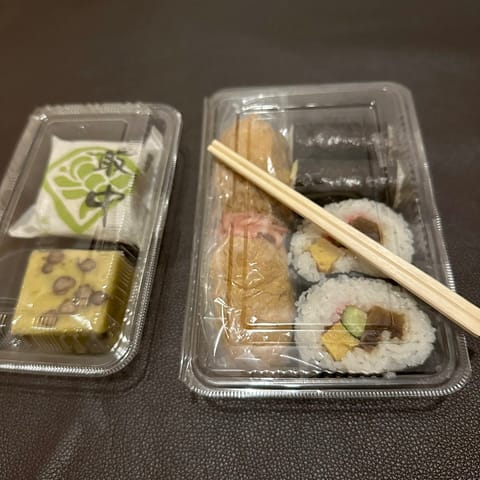 山口家の和菓子と寿司セット😋
もなかは何故か茅葺き屋根の民家型（とても美味しかった〜）🤔