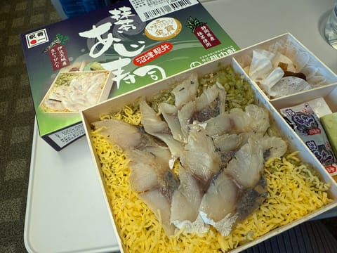 三島遠征3日間ありがとうございました🫶🏻💓
初めて買った駅弁、まさかのわさびすりおろしタイプ😳✨
おいしくいただきました