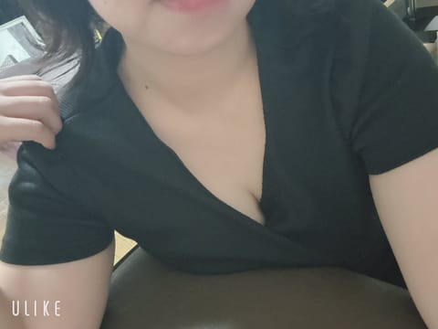 本日出勤してます🍑
23時まで居ます！お部屋涼しくして待ってます🎐