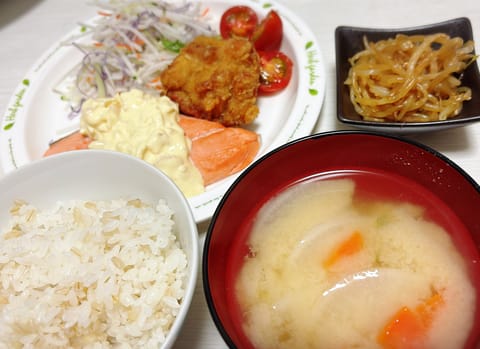 最初の枠が空きそうなので小説を読むよ📕

昨日の献立は豆腐チヂミなどなど
酒で煮た鮭にたくあんタルタルをのせて
お味噌汁