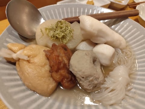 雪降ってるね❄
明日もすごく寒そう、、、🥶💦
お部屋暖かくしてお待ちしております！
19時までです〜

おでんの季節🍢