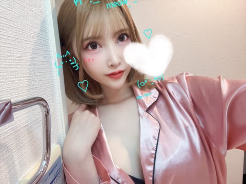 おはよー🙋‍♀️❗
昨日髪染めてハイトーンになったよ🤍　　
今日も12:00～20:00で新宿ルームいるので遊びに来てく