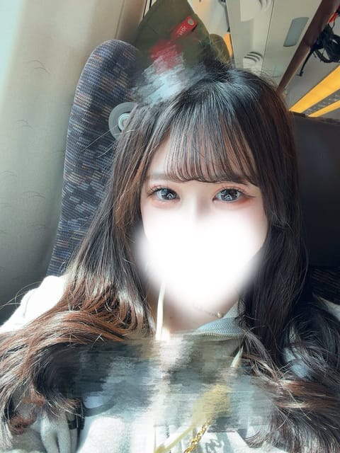 明日月曜お昼からだけど会いにきてほしいなあ〜😢☀️暑いみたいだけど1週間一緒に頑張ろうね👊🏻🔥12時からいます🙋🏻