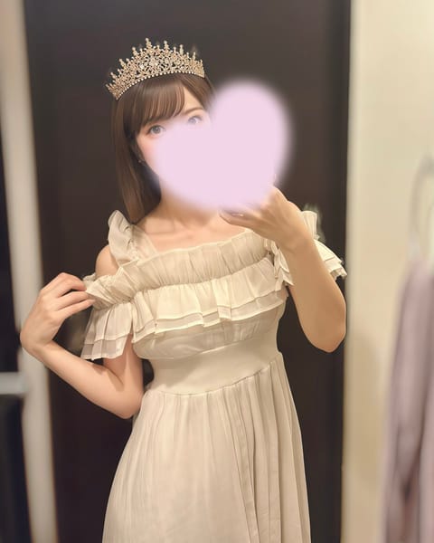 昨日部屋にティアラあったからお姫さまごっこした👸🏻💕お部屋かわいかった👼🏻