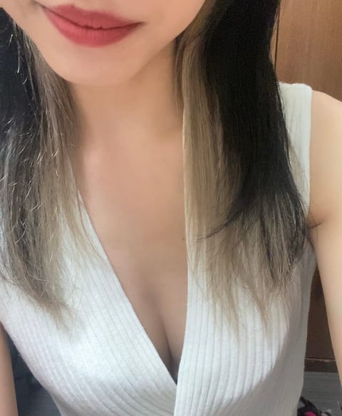 本日3時まで居ます🥰
よろしくお願いいたします☘️☘️
今日冬みたいにさむい〜😭