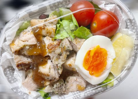 明日のお弁当を仕込みました！！
（＋ご飯とスープ持っていく）

ゆでたまごが一生上手にできない…😂
（多分せっかちなせい