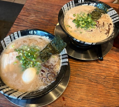 今日帰省から帰ってるー！
配信はまた明日から切り替えて頑張るね💕︎💕︎
博多ラーメン食べてきたよ🍜
一双のラーメン並んだ