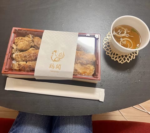 今日は八丁堀ルームに出勤してます！

少し早めの晩ごはんに「鶏閧」さんのお弁当をいただきました🥢✨

鶏肉の皮がパリッパ