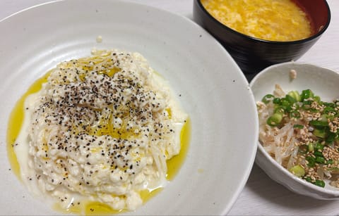 ひるご

あかりちゃん先生の豆腐そうめん
鶏ミンチスープ
ツナともやしの副菜