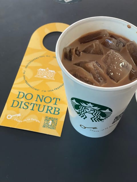 スタバ休憩☕️

蒸し暑いですね…😌

コースターにもなる
ドアタグが置いてあり頂いてきました💕
#Starbucks_