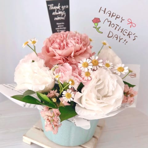 遅れましたが日曜日は母の日でしたね🌷
私もいつもよりちょっと豪華なごはんとお花で感謝のきもちを伝えました🥰

スーパーで