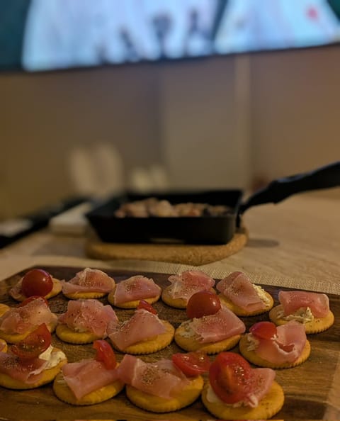 生ハムリッツとアヒージョ( ᐢ.   .ᐢ )🥓🍅🦐

日本がんばれ！