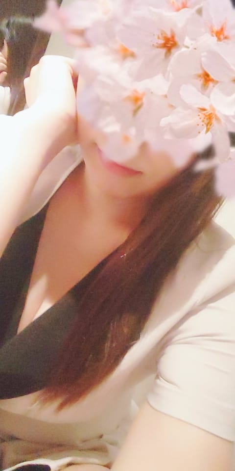 初のお盆出勤です✨
この時期いつも東京には居ないんですけど…
暑い🥵夜も暑い😭　

恐らくここ1年で珍しく夜までいるので