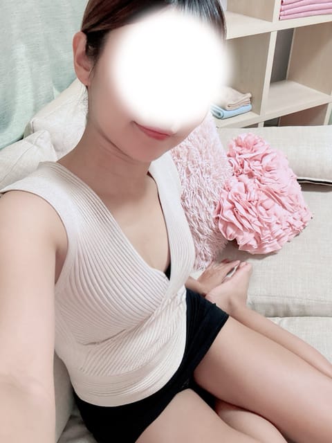 らんです🐈‍⬛
お久しぶりに出勤します〜！
ちょっと髪色明るくした💓

11:00-18:00までいるので、
お会いでき