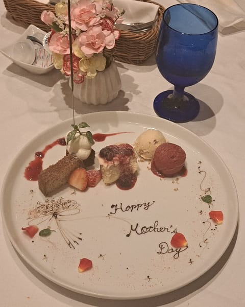 こんにちは😊

11日の母の日、地元のレストランでささやかなお祝い㊗️
当日いきなり予約したのにここまでしてくれたし、帰