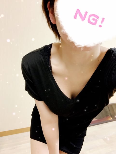 本日出勤しております(*´︶`*)
今バレンタイン期間限定でマッサージに使用するのが高級オイルに変更になってます✨
無く
