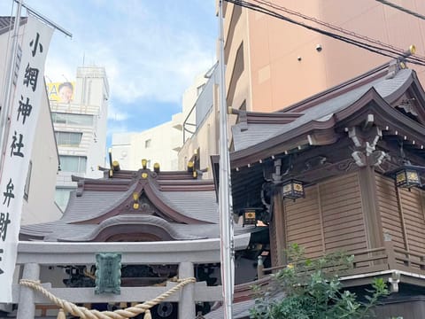 好きな神社のひとつ
人形町にある小網神社へ行ってきました♪

平日でもたくさんの人が足を運ぶ場所✨️
15分ほど並び、お
