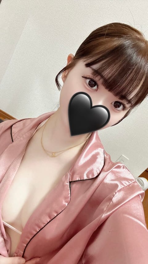 出勤しました🤍

今日から本格的にめっちゃ暑くてお部屋涼しくして待ってます😆

髪色も変えてまつ毛もバサバサにしてイメチ
