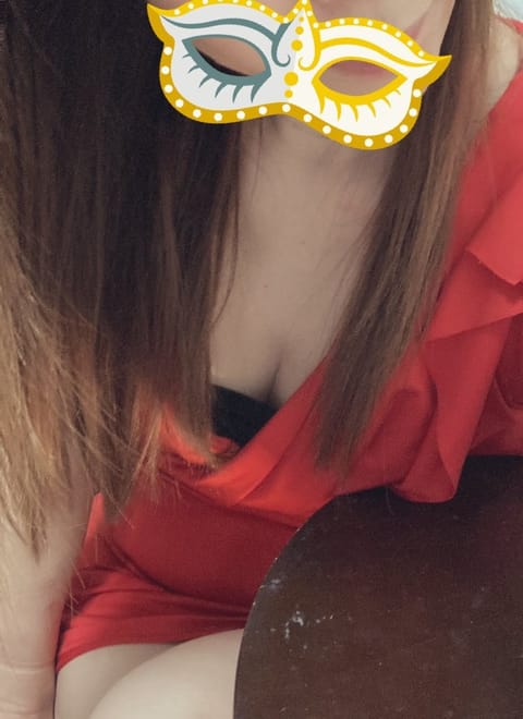 本日23:30〜ラストです🩷次回来週金、日予定です😀暖かいオイルマッサージで癒されませんか？マッサージ経験あるので頑張っ