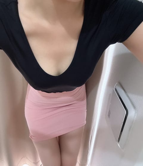 こんにちは
あっちいいですね〜🥵
本日12時から18時まで出勤してます！
ご予約お待ちしております♡