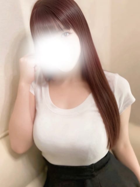 今日も元気に出勤してます😘💕
最近暑くて半袖ばっかり👚
お布団、毛布まだしまってない笑
しまうのめんどくさくて暑い暑い🥵