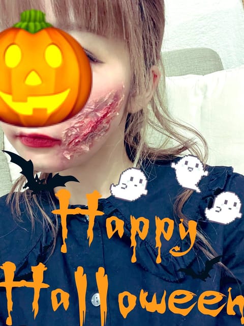 🎃はっぴーはろうぃ〜ん👻🍭

昨日急遽ハロウィンぽいことをする事になり、即席で傷メイクをしてみました！🔪🩸急いで作ったわ