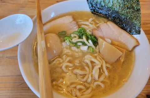 おすすめしてもらったラーメン屋さん🍜
撮る前にちょっと食べちゃった💦笑
鯛おこわも美味しかった〜> ·̫ <♡
また行き