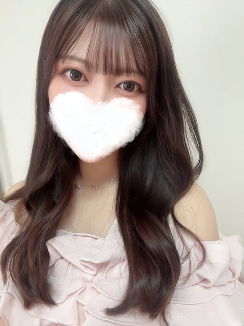 昨日もたくさんのご来店ありがとうございました🎀

本日も出勤してます！
最短22:10〜ご案内可能です🤍

めっちゃ雨降