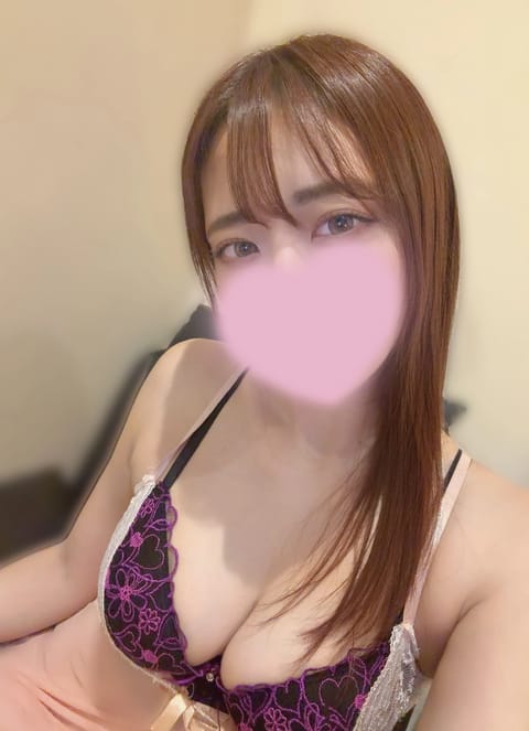 おはよう☔️
今夜出勤です♡
夜はもう雨も落ち着いてるかな？？

21:20〜ご案内🉑です✨
お仕事終わりに寄り道待って
